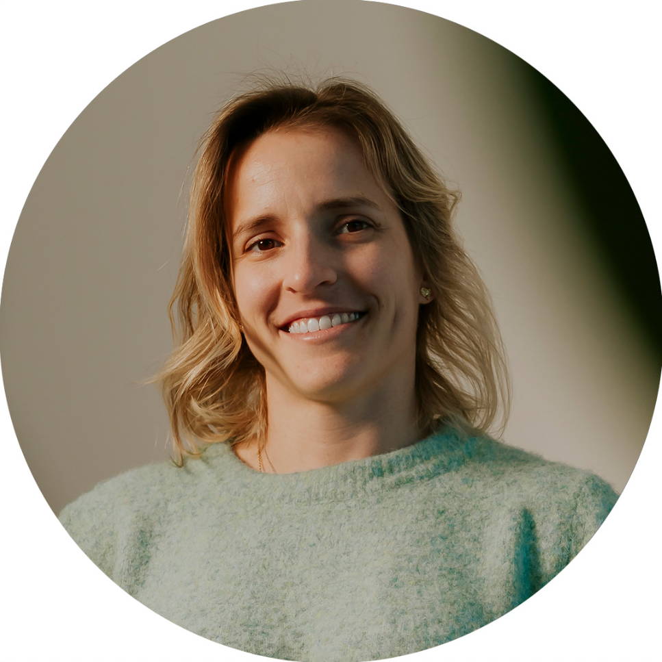 Dra Joana Relva, médica de medicina familiar, sorrindo para a câmara